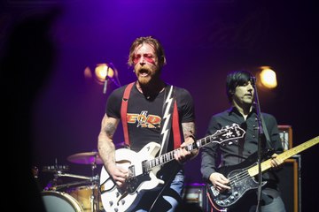 Les Eagles of Death Metal entrent en scéne sur "Paris s"éveille" de Jacques Dutronc