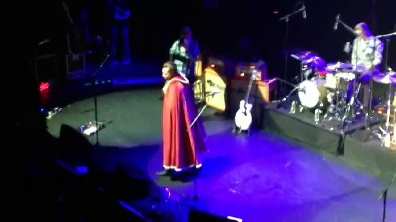 Les premières minutes émouvantes du concert des Eagles of Death Metal à l'Olympia