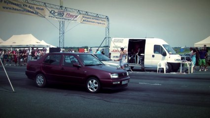 Video herunterladen: Audi S2 Coupe Turbo Vs. VW Vento TDI Drag Race HD