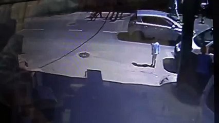 Aniden yola atlayan çocuğa otomobil çarptı