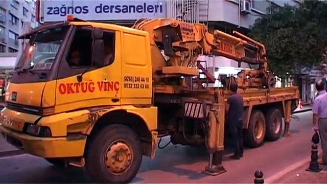 Balıkesir Büyükşehir Belediyesi, Körfez Dershanesi'nin tabelalarını indirdi