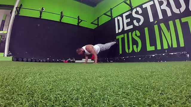 Rutina para trabajar pecho espalda y hombros en casa sin usar pesas