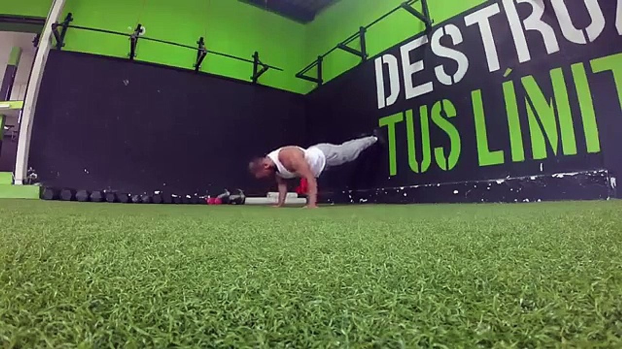 Rutina para trabajar pecho espalda y hombros en casa sin usar pesas