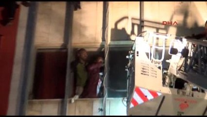 Fatih'te Yangın: Yaralılar Var, Kurtarma Çalışmaları Devam Ediyor