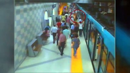 Ama vatandaş metroya binerken raylara düştü