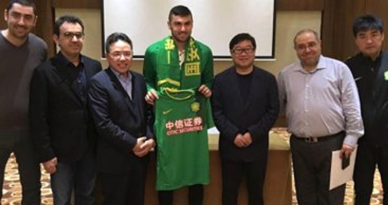 Burak Yılmaz Yeni Formasıyla Poz Verdi