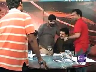 Pakistani Politicians Fight - Tu bahar nikal ma tujhe goli marunga