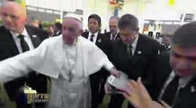 Mira como se enojó el Papa Francisco luego de ser halado