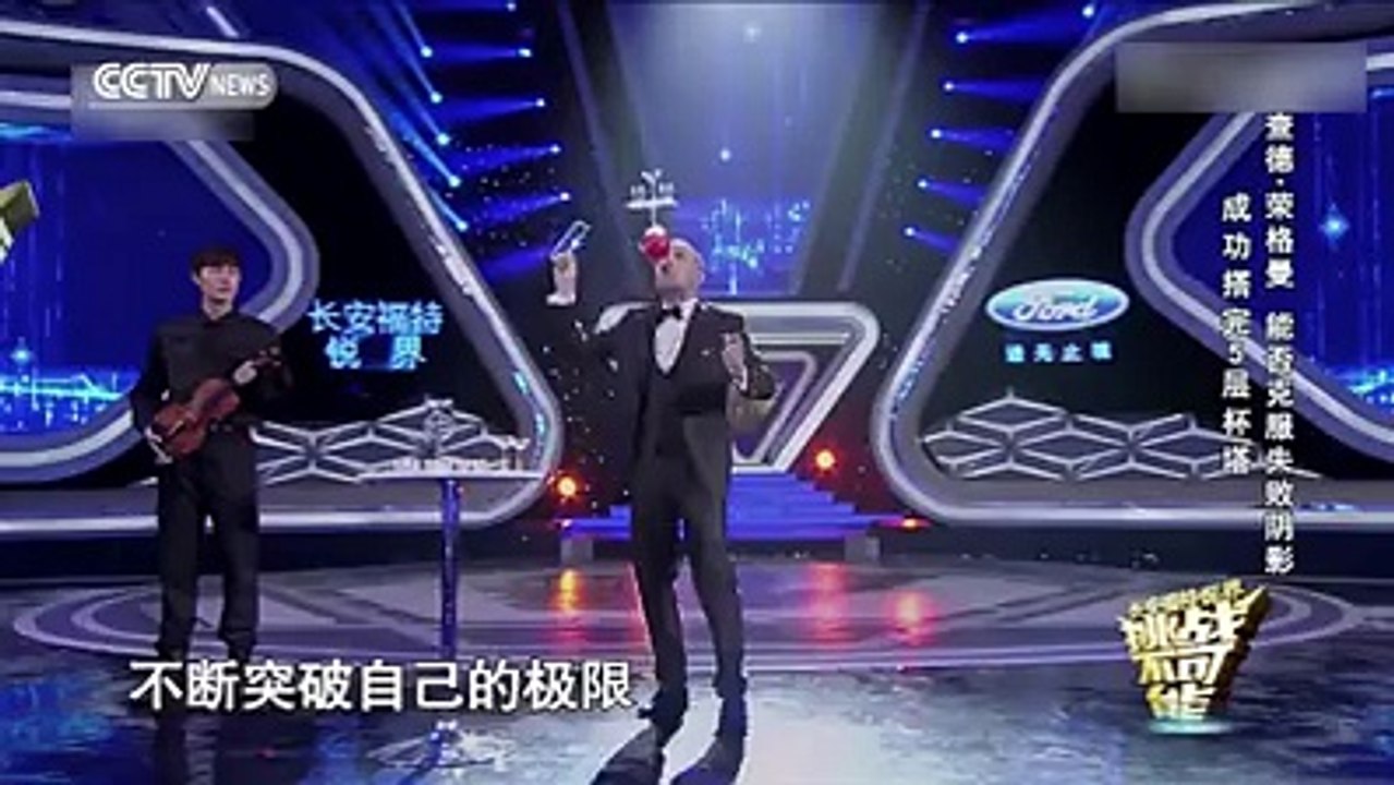 Amazing balancing act while playing the violin