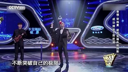 Amazing balancing act while playing the violin