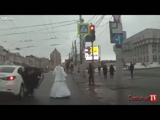 Nikaha giden gelin ile damat yol ortasında kavga etti