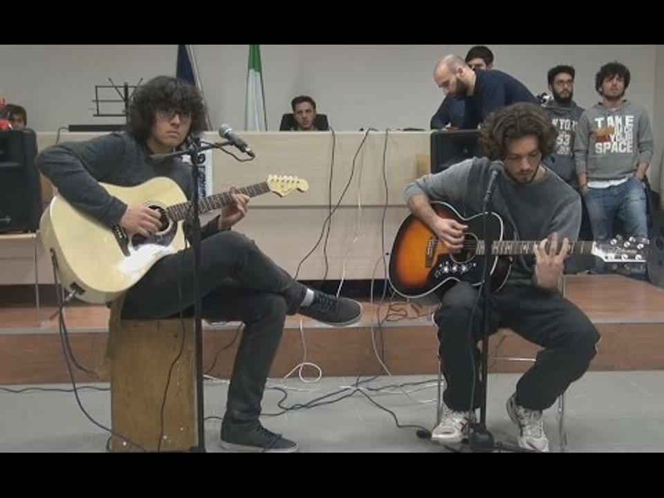 Aversa (CE) - Liceo Fermi, esibizione dei ragazzi dell'Erasmus (12.02.16)