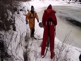 Questo povero cane è rimasto bloccato in lago ghiacciato. Ecco il suo incredibile salvataggio