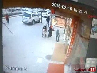 Karşıdan karşıya geçmeye çalışan kadına motosiklet böyle çarptı