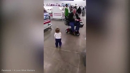 Etrafındaki İnsanlara Kucak Açıp Selamlayan Ufaklıktan Sevimlilik Patlaması -