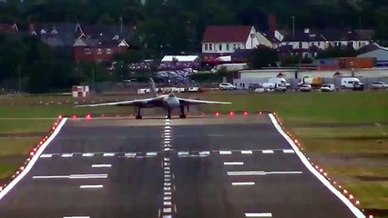 Spooky Howling Vulcan XH558 Wingover Takeoff.
