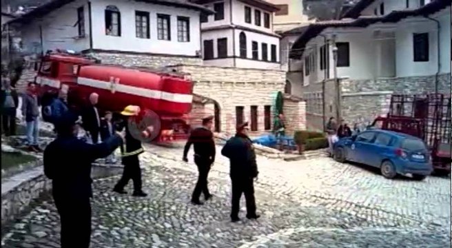 Digjet me benzinë 60-vjeçarja, merr plagë të rënda, sillet në Tiranë- Ora News-Lajmi i fundit