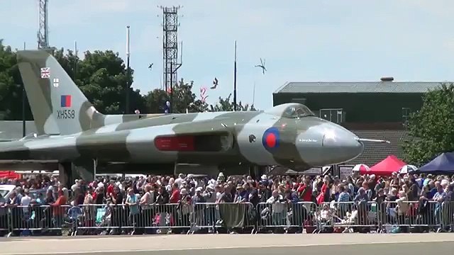 Thunderous Vulcan Bomber XH558 At Waddington Airshow 2014.