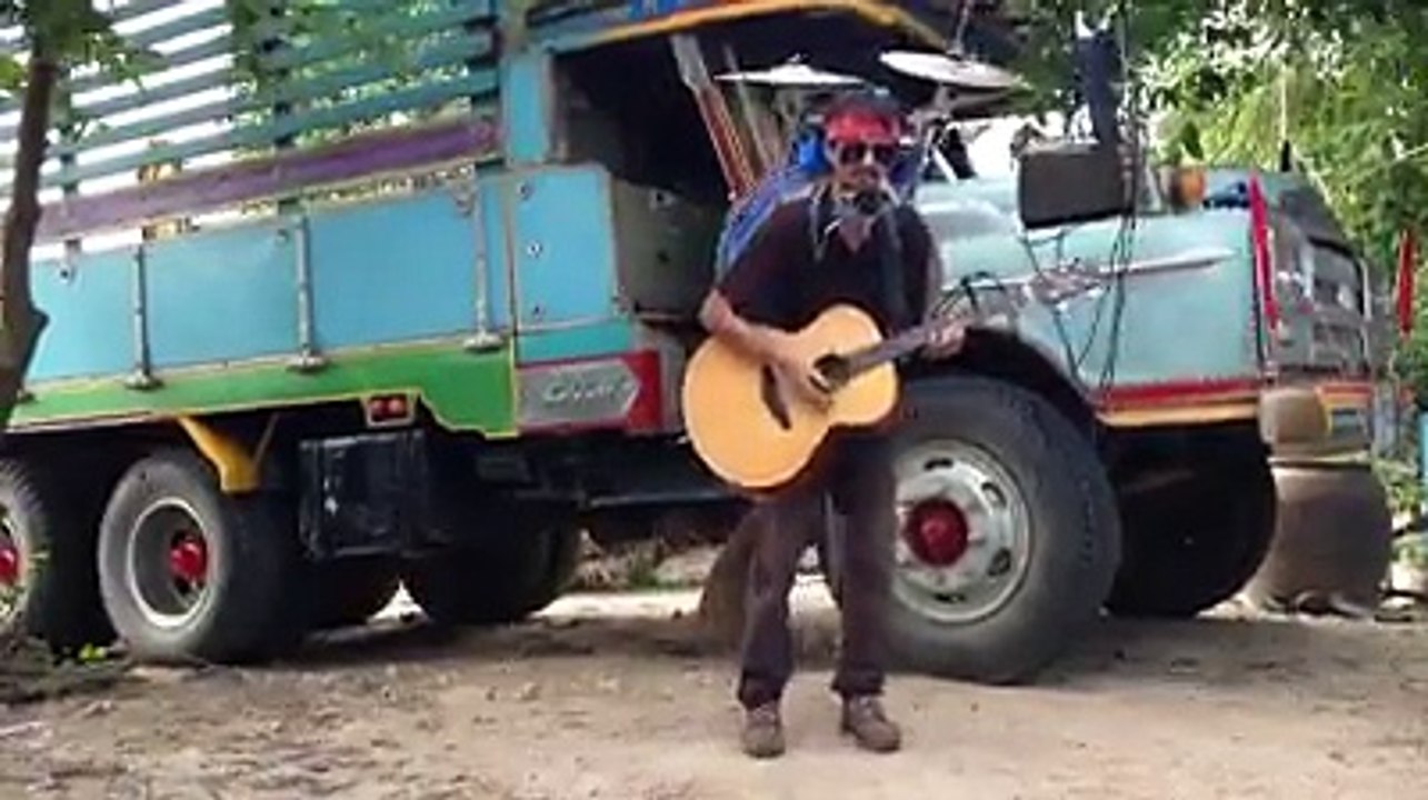 wow he is alone can make music very nice