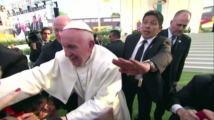 El forcejeo del papa con fieles en Morelia
