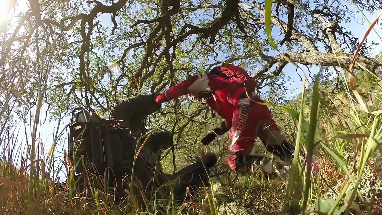 Intrigué par un casque, il sauve un homme lors d’une balade en motocross