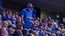 Il chute avec une supporter dans les bras en plein match de NBA