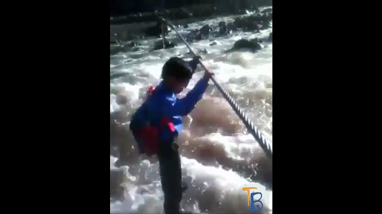 Cet écolier pakistanais risque sa vie tous les jours pour aller à l'école