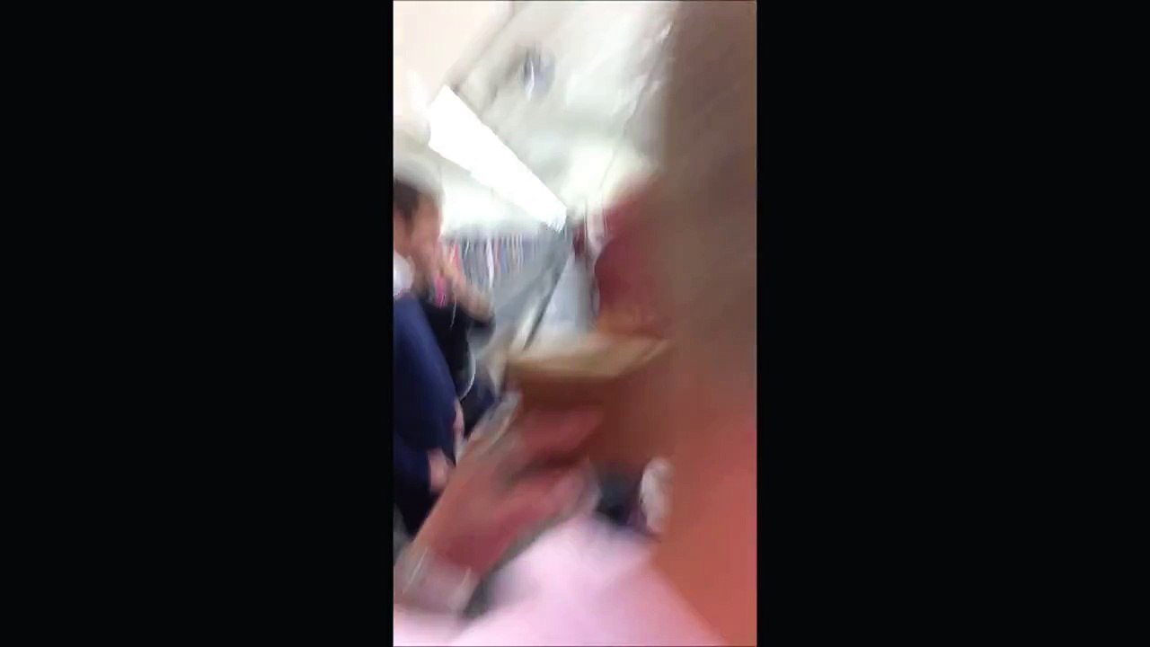 Un homme ivre fait une chute sur un escalator de métro de Londres