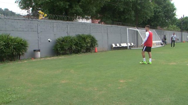 Lucas Lima ouve provocação e mostra boa pontaria em treino do Santos
