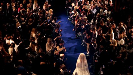 Elle a 12 ans, il en a 37. Ce qu'elle fait à leur mariage? Je suis totalement sans mots!
