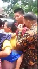 Presiden Jokowi mampir menyapa dan membagikan buku kepada warga di Desa Sengkol Kecamatan Pujut, NTB