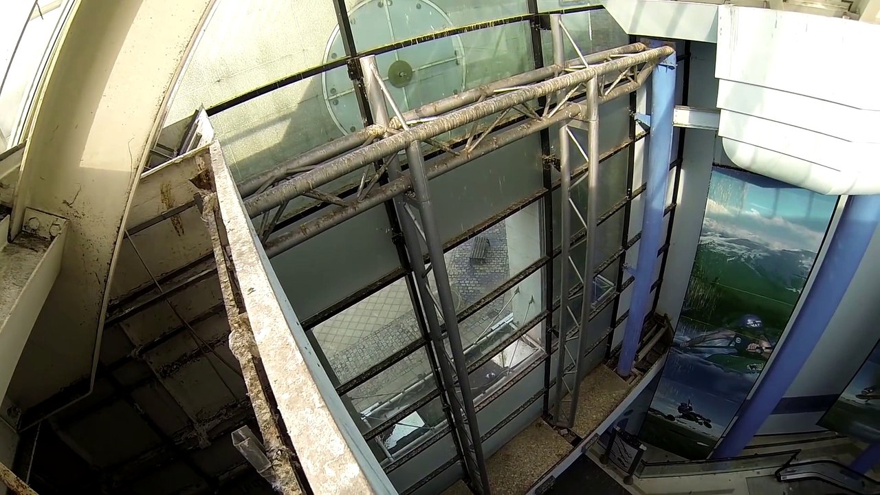 Explorer un centre commercial abandonné et faire du Parkour dedans
