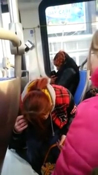 Une fille aide sa junky de mère complètement droguée... Moche!