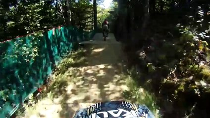Un gamin de 4 ans à fond sur son VTT de descente! Adorable...