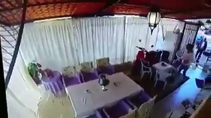لا عدا هذا اسمو لعب ماسط مش كاميرا خفية الراجل طرف ويموت من الفجعة