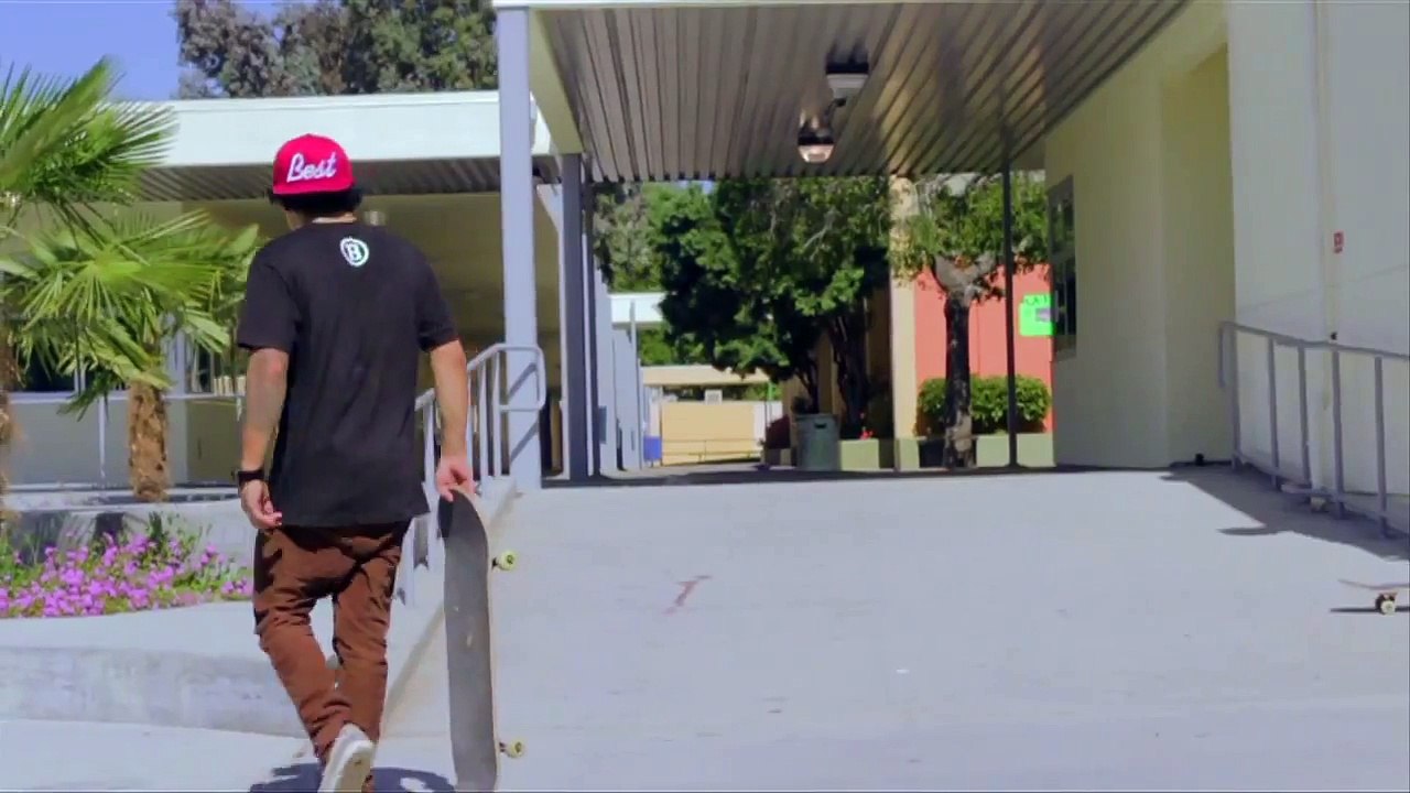 LONG NOSE GRIND ON A ROUND RAIL