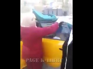 امرأة تلد داخل سيارة اجرة