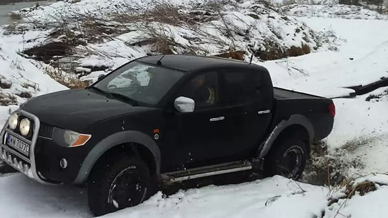 L200 off-road in the snow fun