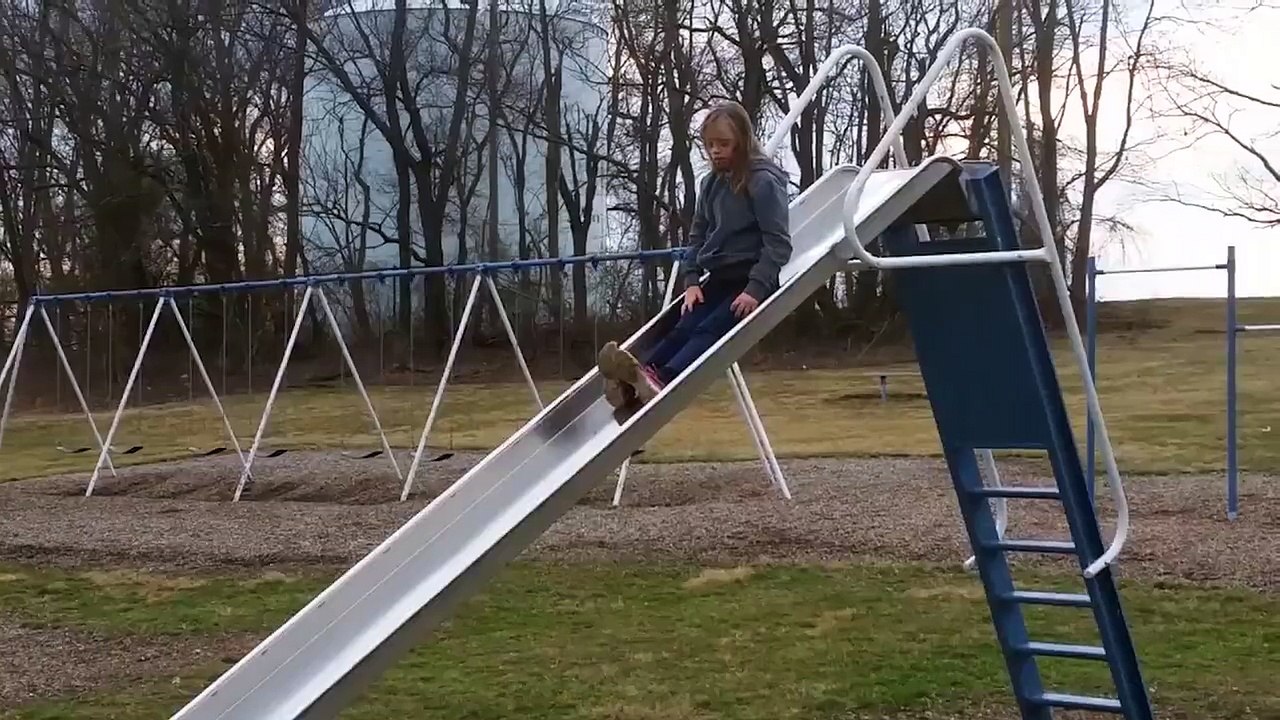Cette petite fille n'aime pas la vitesse! On y va doucement...