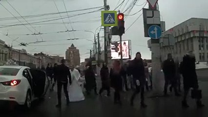 بدموع هربتلو ملكرهبة قبل العرس بلحظات تفرج في العرض
