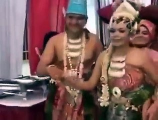 Panggung Dangdut Ambruk Karena Kebanyakan Orang yang Goyang