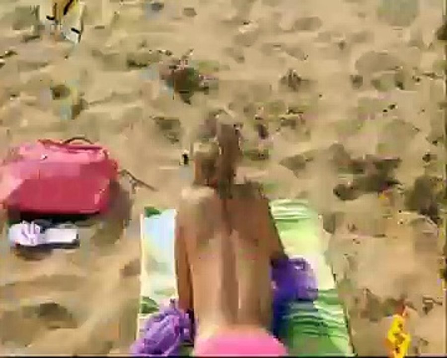 jugar al balon en la playa