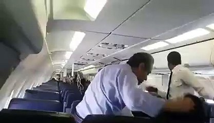 بالفيديو رجل سوداني فتح باب الطائرة المقلعة إلا دبي ضناً منه أنه باب المرحاض ههههه