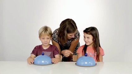 Un niño con comida, otro niño sin comida