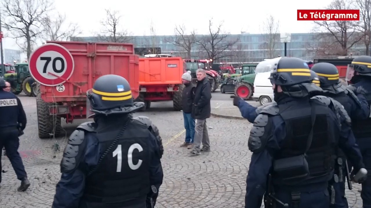 Rennes. Tensions entre les agriculteurs et les CRS devant la préfecture