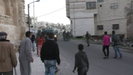 Un soldado israelí tira a un palestino de su silla de ruedas