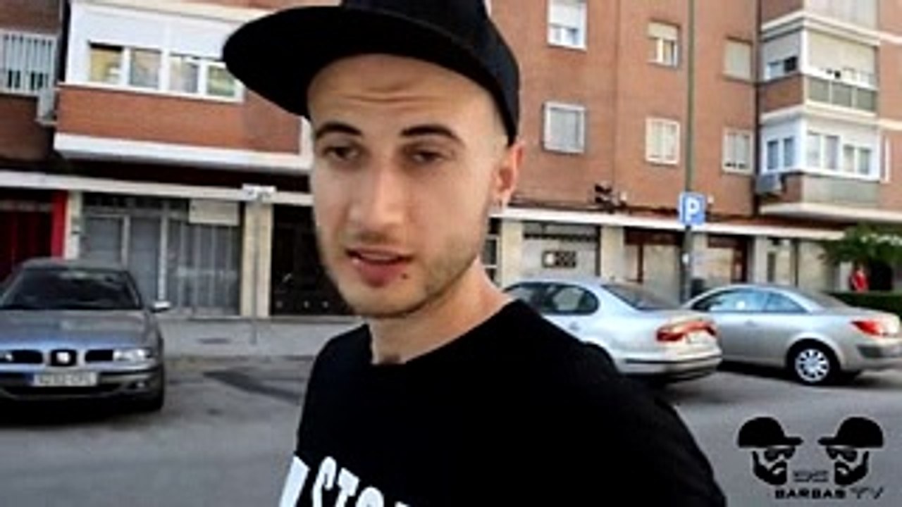 BESOS FACILES ♥ KISSING PRANK - Besando a chicas desconocidas con truco de magia de cartas