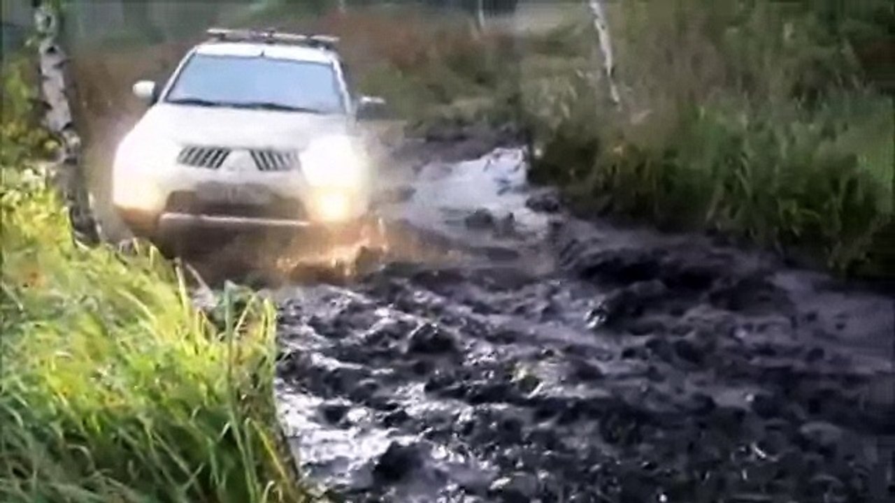 OFF Road 4x4 Drive Mitsubishi Pajero Sport mud bog water