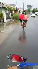 Tek Bisikleti Aynı Anda Kullanan İki Çocuk