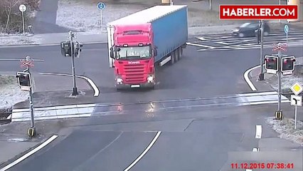 Tren, Kırmızı Işıkta Geçen TIR'ı İkiye Ayırdı